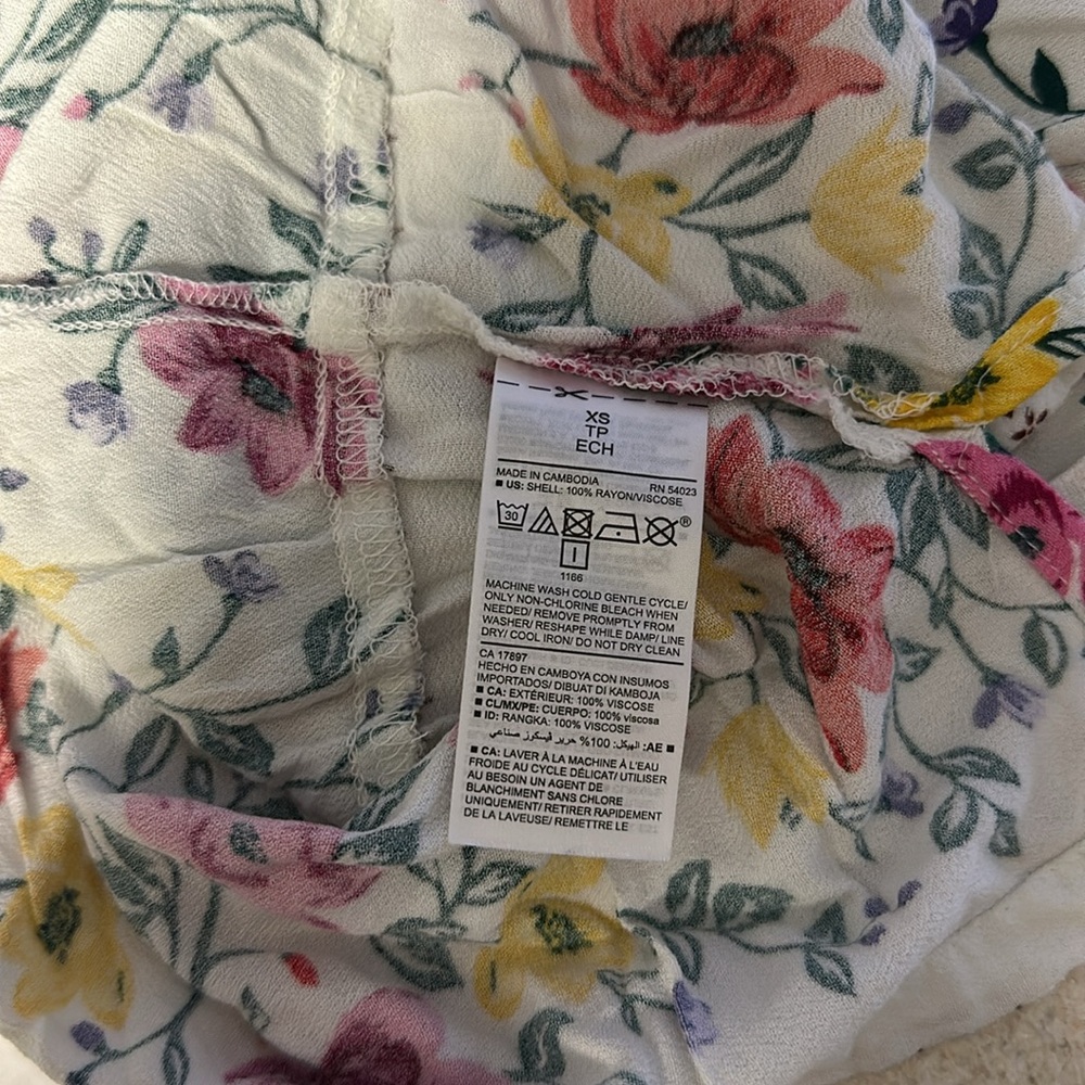 Old Navy  Sleeveless V-Neck White Floral Blouse - Picture 9 of 9